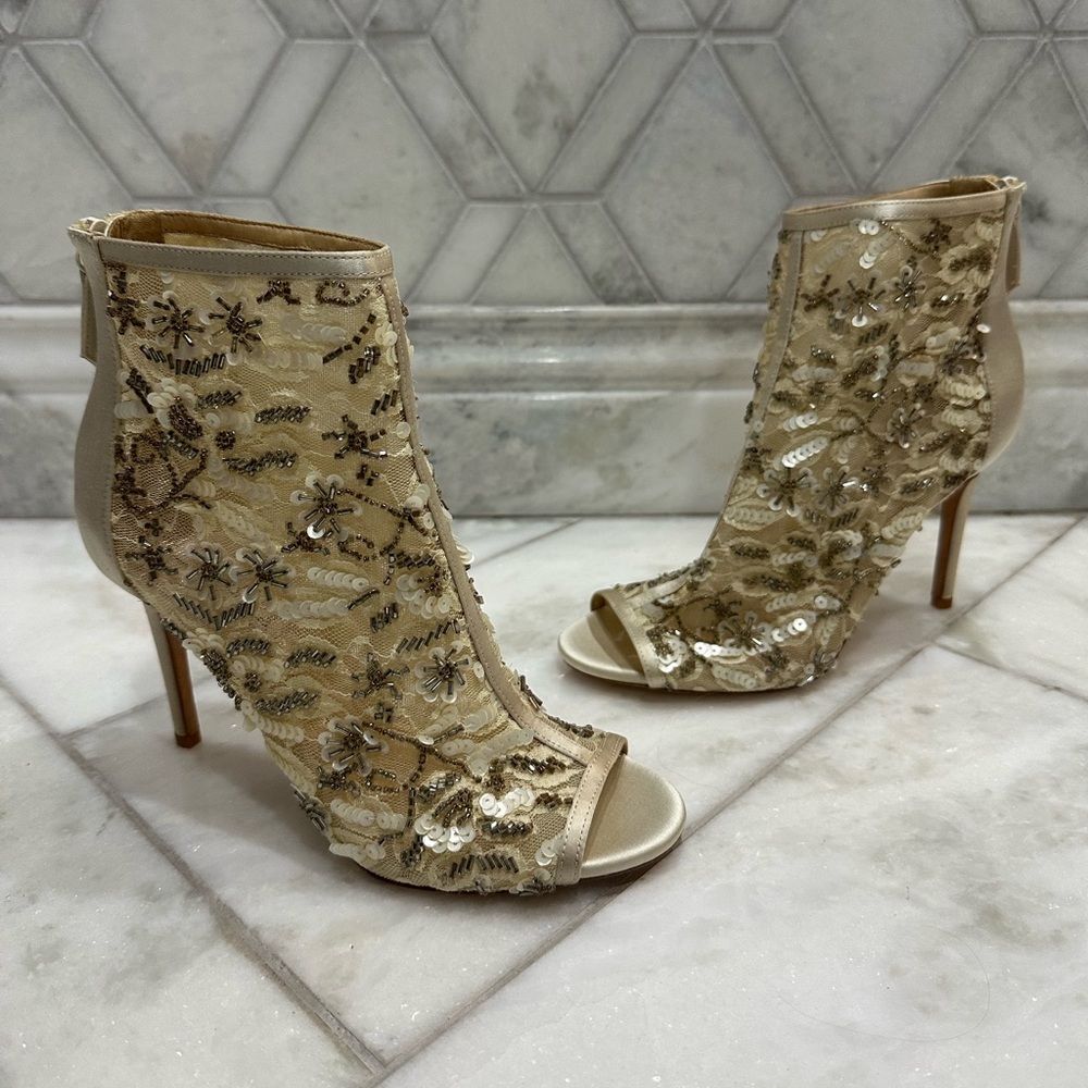 NWOT Size 6.5 Badgley Mischka Women's Verona Peep Toe Ankle Booties Ivory Lace